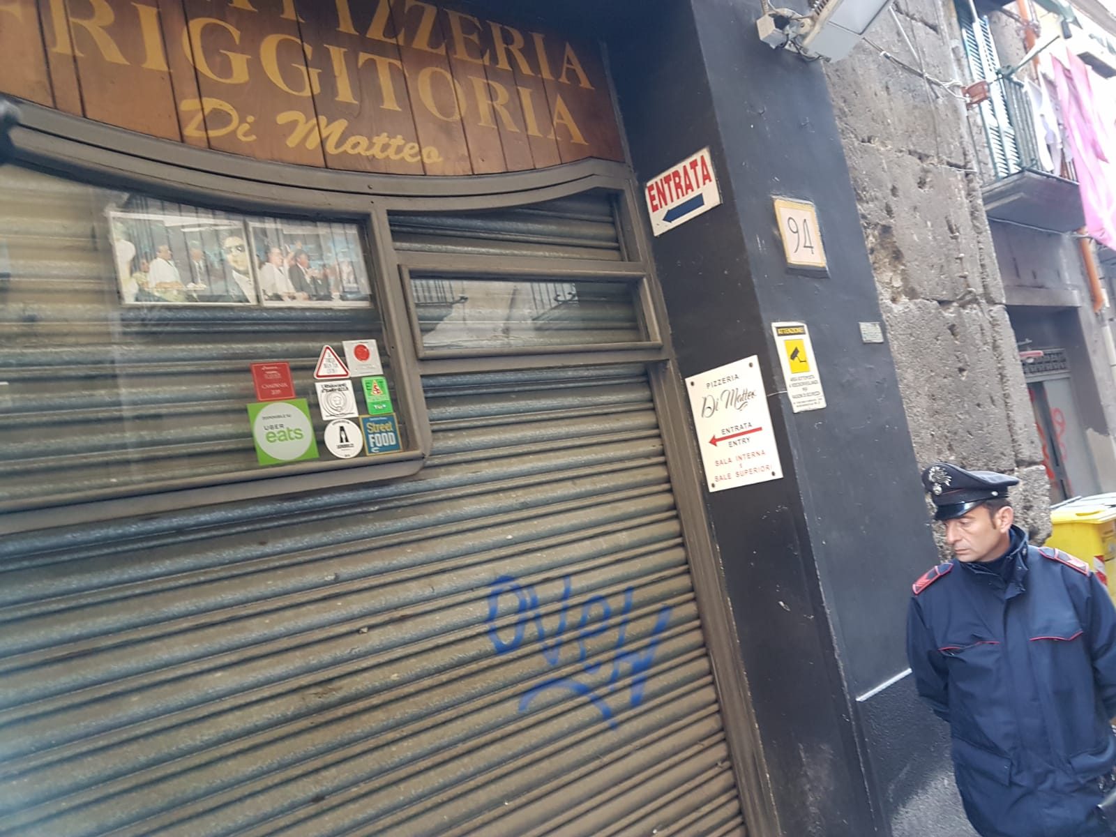 I fori nella saracinesca della pizzeria Di Matteo dopo gli spari della scorsa notte.