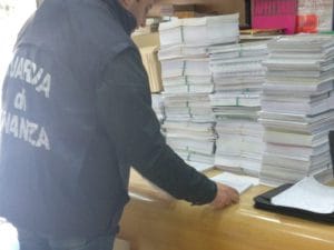 I libri fotocopiati che sono stati sequestrati dalla Guardia di Finanza.