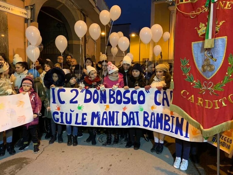 Tanti i bambini scesi in strada a Cardito (Napoli) per ricordare il piccolo Giuseppe, ucciso di botte a soli sette anni. [Foto / Fanpage.it]