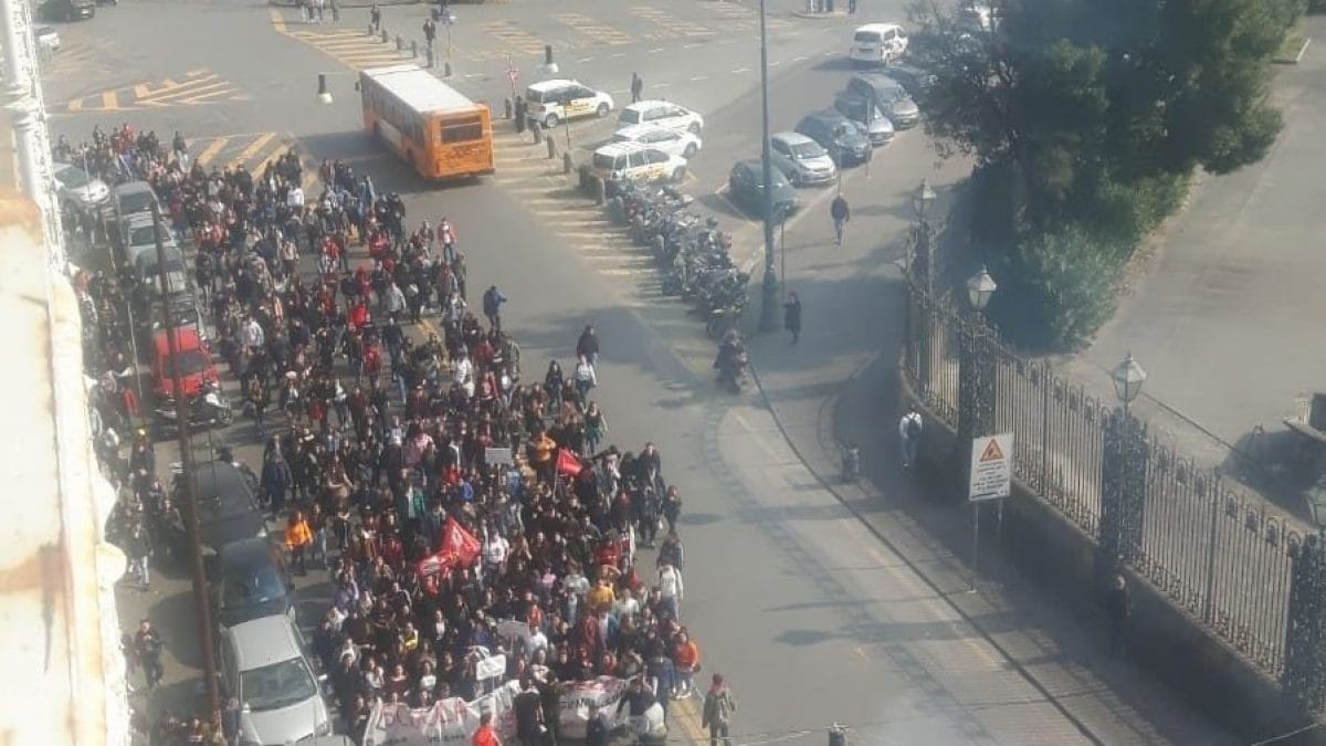 Gli studenti napoletani in corteo oggi, venerdì 22 febbraio. [Foto / Fanpage.it]