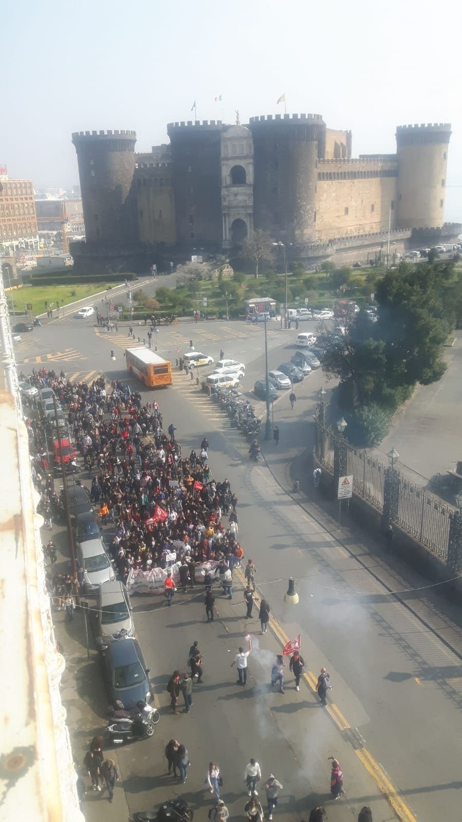 Gli studenti in corteo a Napoli oggi venerdì 22 febbraio. Sullo sfondo, il Maschio Angioino.