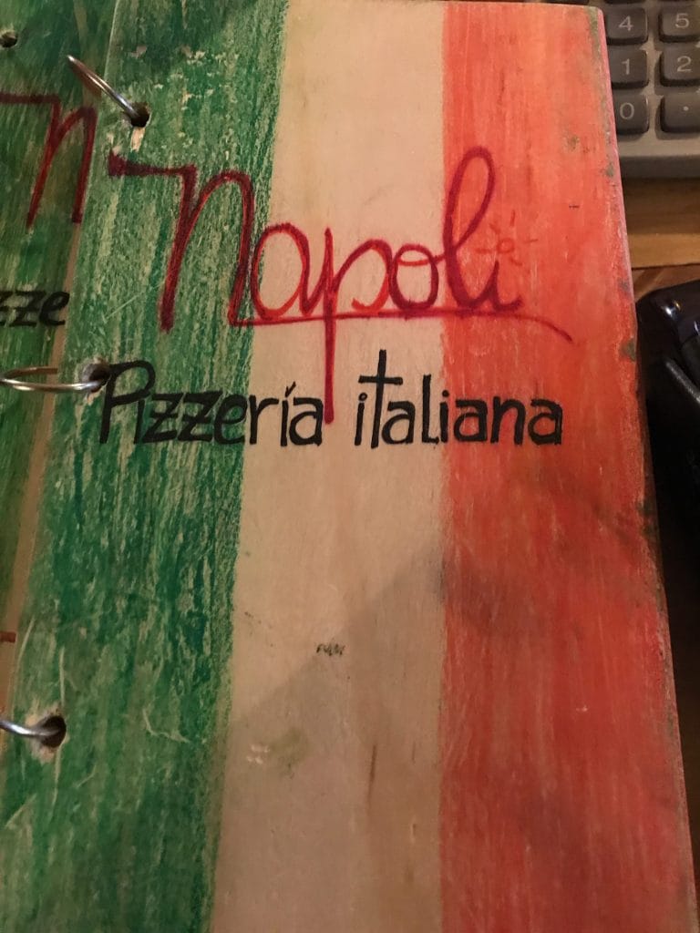 Il menu rilegato in legno e decorato a mano