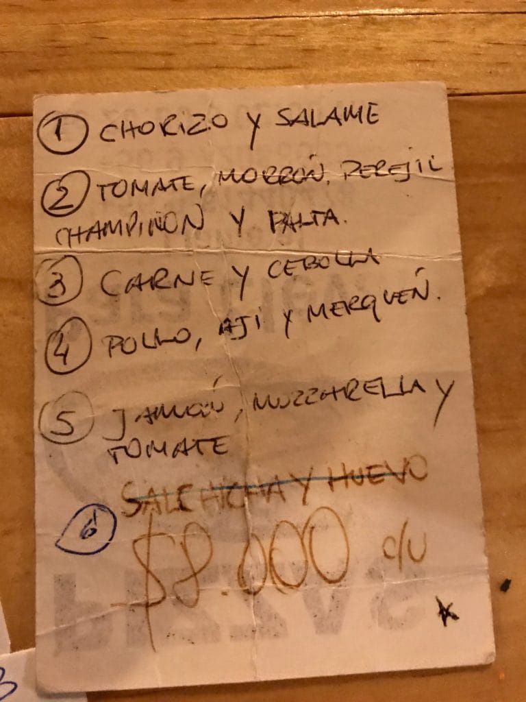 Il primo menù scritto su carta della Pizzeria Napoli a Puerto Natales