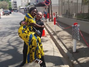Rino e Patricia dopo aver ritirato il visto in Senegal