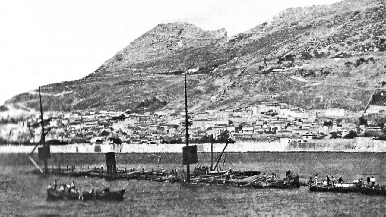 Il relitto della Utopia nel porto di Gibilterra. (Foto da Wikipedia)