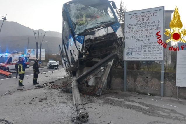 Una immagine dell’incidente (foto Vigili del fuoco Avellino)