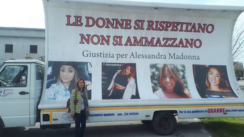 Il cartellone per Alessandra Madonna, presente questa mattina a Mugnano di Napoli. [Foto / Francesco Emilio Borrelli]