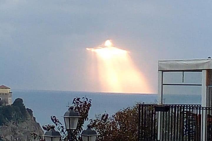 La foto del "Cristo sul mare di Agropoli" scattata da Alfredo Lo Brutto