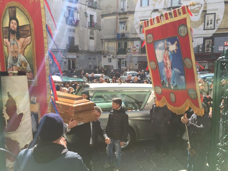 Uno dei momenti del funerale alla Sanità di Fortuna Bellisario.