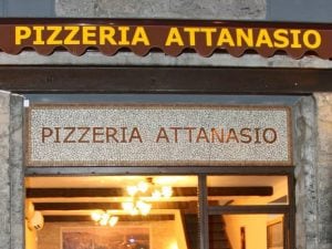 L'esterno della Pizzeria Attanasio in via dei Tribunali, nel cuore del Centro Storico di Napoli.