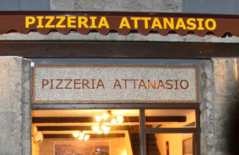 L'esterno della Pizzeria Attanasio in via dei Tribunali, nel cuore del Centro Storico di Napoli.
