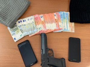 Soldi, cellulari e pistola recuperati dagli agenti di Polizia.