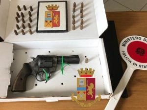 La pistola recuperata dai poliziotti all'interno di una cassetta delle lettere.