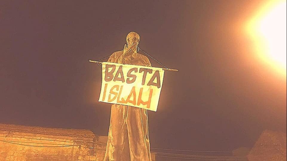 Il cartello di Forza Nuova con la scritta "Basta Islam" sulla statua di Sant'Alfonso a Pagani. [Foto / Forza Nuova Agro Nocerino Sarnese]