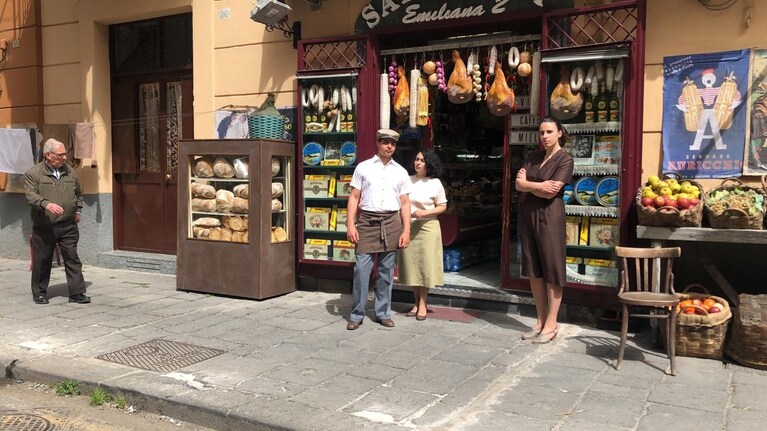 Alcuni dei personaggi sul set de "L'amica geniale" a piazza Carlo III.