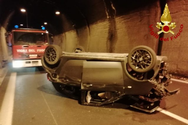 L'automobile ribaltasi in galleria dopo l'incidente, lungo il Raccordo Autostradale Avellino-Salerno, all'altezza di Solofra.