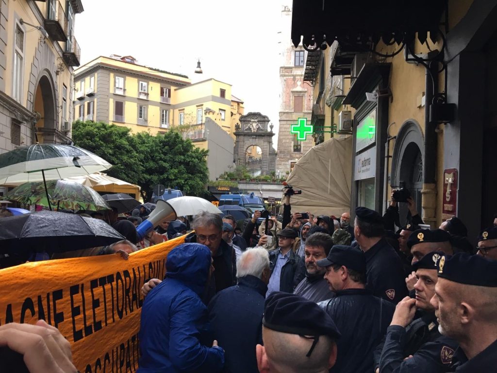 La manifestazione davanti al teatro Sannazaro.