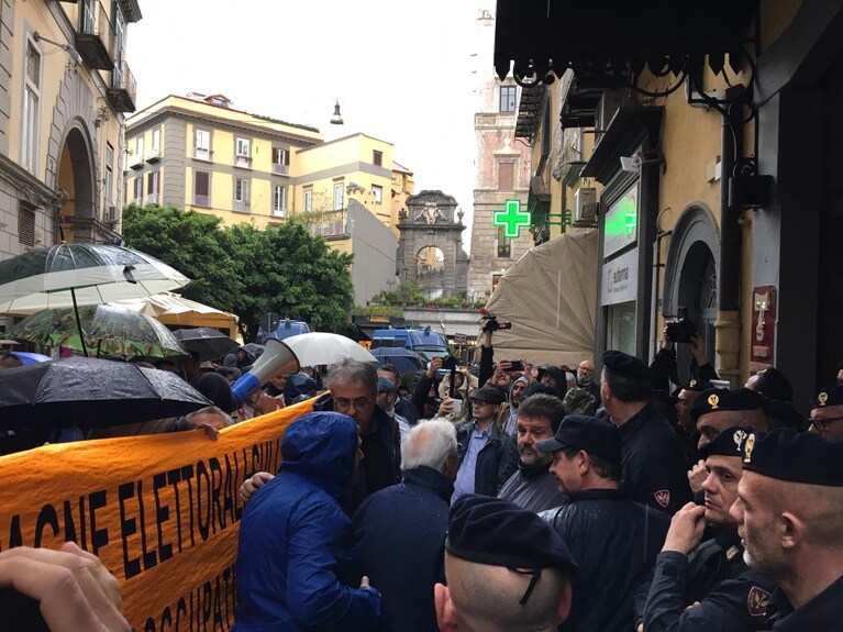 La manifestazione davanti al teatro Sannazaro.