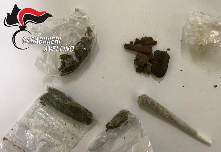 La droga ritrovata al termine dell'operazione delle forze dell'ordine all'interno di una scuola superiore di Avellino.