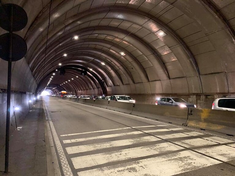 La Galleria della Vittoria chiusa verso via Acton: auto che transitano nella corsia opposta per chi si sposta verso Piazza Vittoria. [Foto / Fanpage.it]