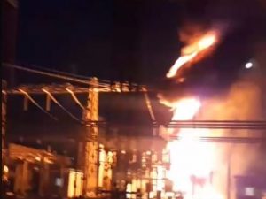 Incendio nella centrale elettrica di Pozzuoli (foto da video Facebook)