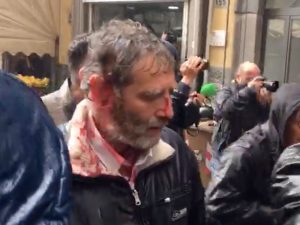 Il manifestante ferito davanti al teatro Sannazaro.
