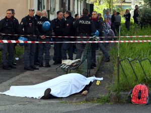 Il corpo della vittima dell’agguato davanti ad una scuola nel Rione Villa di San Giovanni a Teduccio.