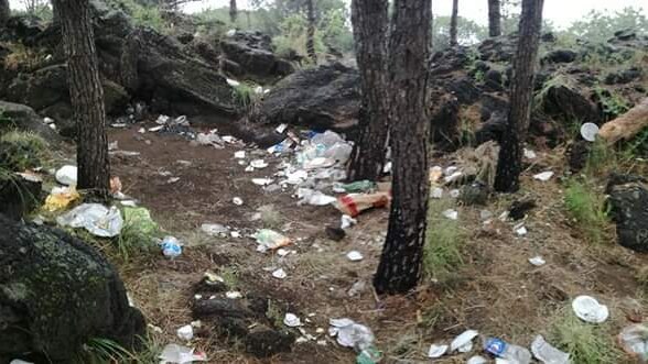 La Pineta di Ercolano, ridotta a discarica all'aperto dopo le "gite fuori porta" di Pasquetta.