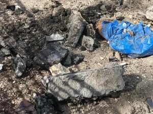 Alcuni dei rifiuti trovati nella fogna: blocchi di cemento, pietre e perfino sacchi di plastica.