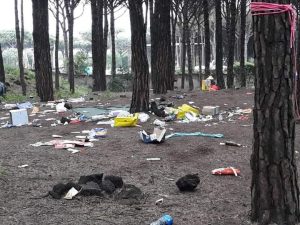 I rifiuti abbandonati nel giorno di Pasquetta, che quest’anno coincide con la Giornata Mondiale della Terra.