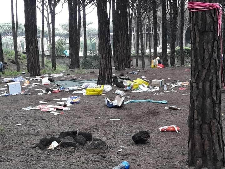I rifiuti abbandonati nel giorno di Pasquetta, che quest’anno coincide con la Giornata Mondiale della Terra.