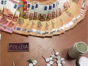 La droga ed il denaro recuperati dalle forze dell'ordine ad Afragola.