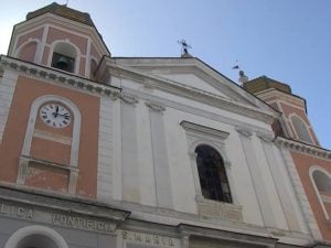 La facciata della basilica di Santa Maria di Loreto a Forio d’Ischia
