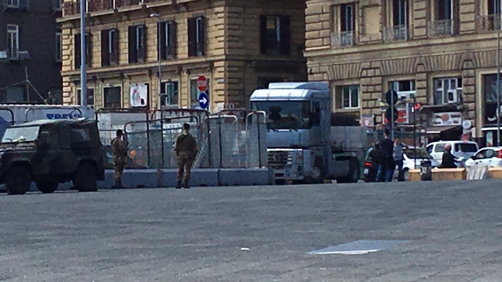 Il camion rimasto incastrato tra i cantieri di Piazza Municipio. [Foto / Fanpage.it]