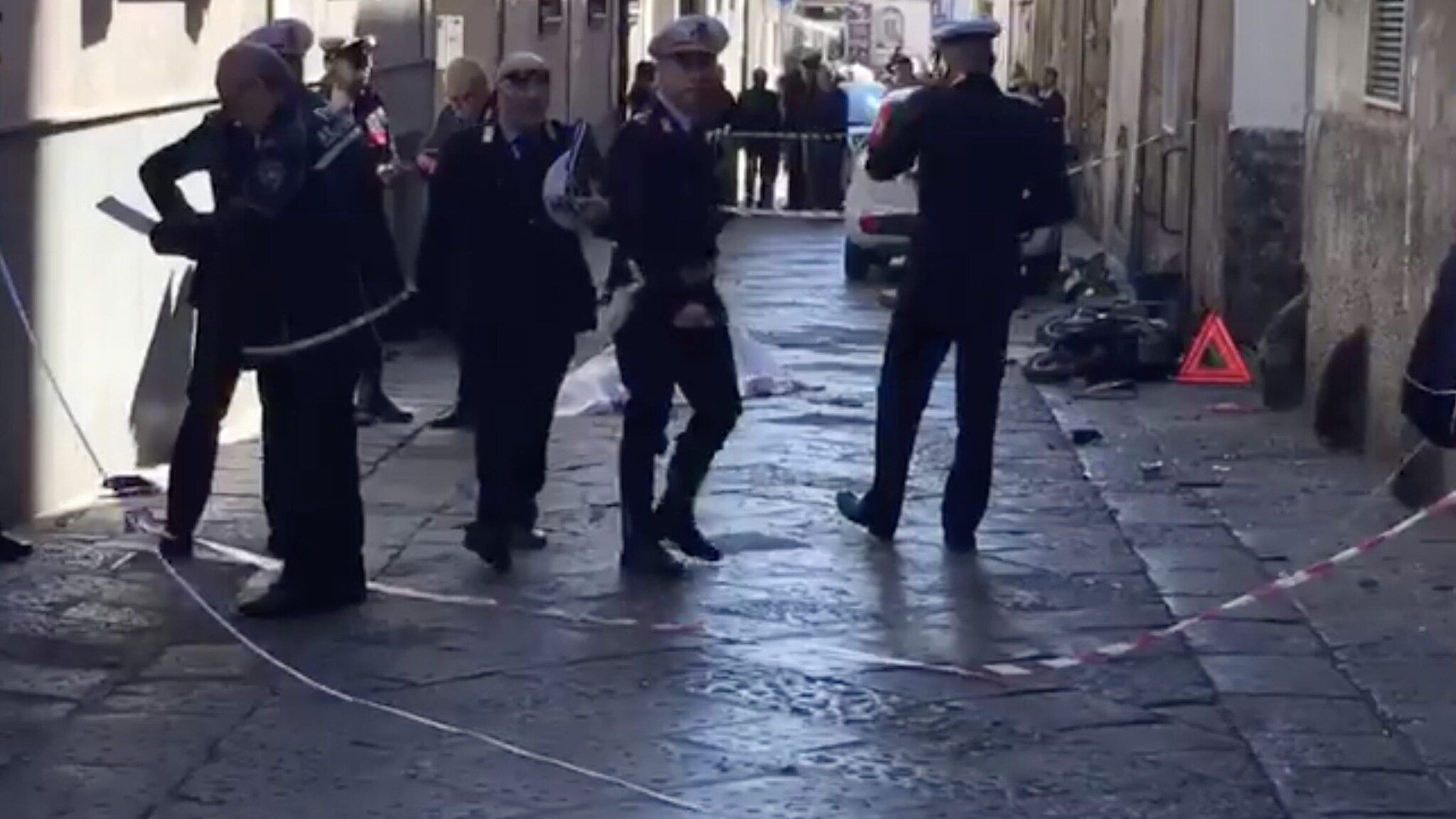Il luogo dell'investimento, con la polizia impegnata nei rilievi. [Immagine tratta dal video realizzato da NanoTv]