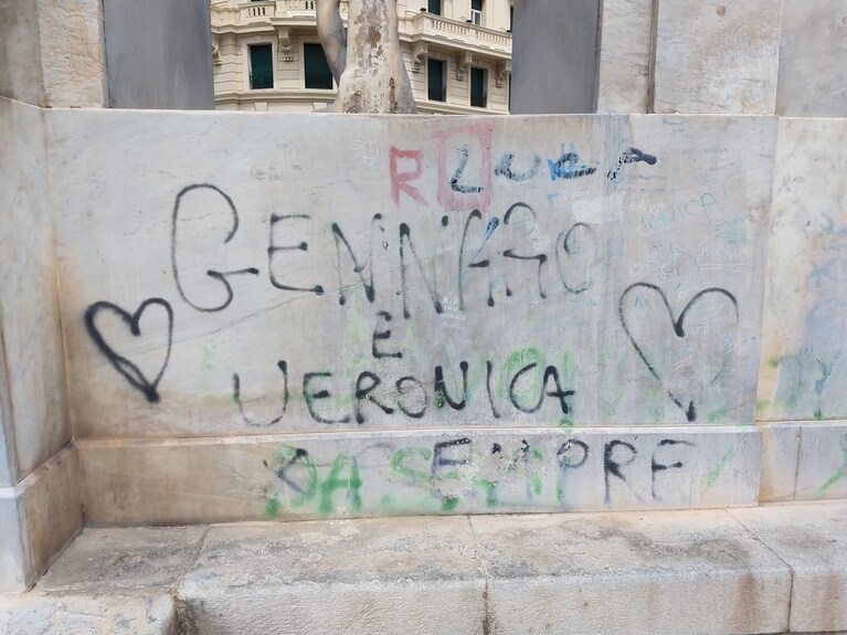 Una delle scritte vandaliche sulla Fontana del Sebeto. [Foto / Fanpage.it]