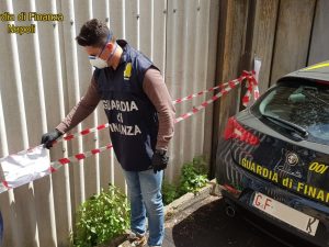 I rifiuti pericolosi sequestrati a Torre del Greco dalla Guardia di Finanza.
