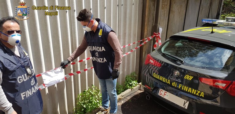 I rifiuti pericolosi sequestrati a Torre del Greco dalla Guardia di Finanza.