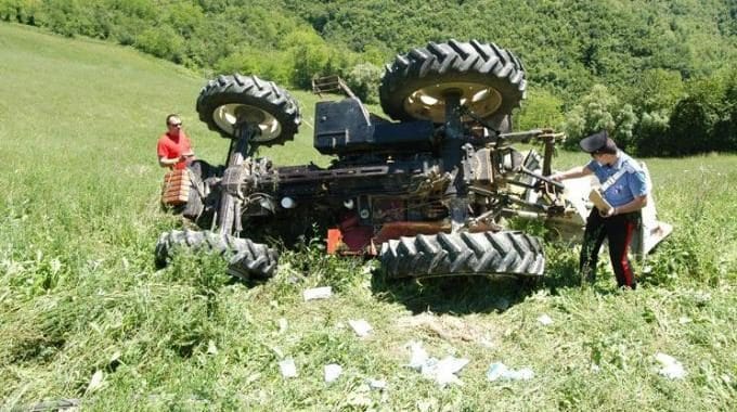 Il trattore si ribalta e lo schiaccia: morto un 25enne nel Salernitano