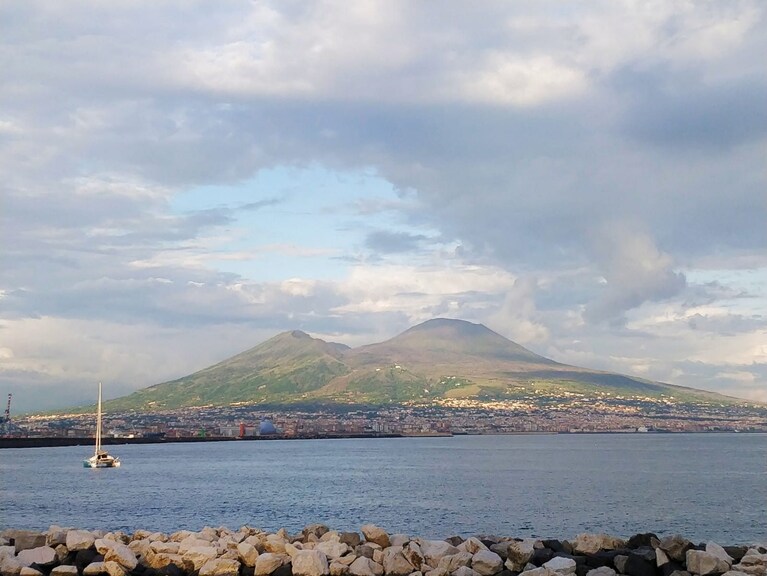 Il verde che torna a colorare il Vesuvio, immortalato nel pomeriggio del 30 maggio 2019. [Foto / Fanpage.it]