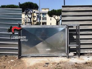 Il cancello scorrevole abusivo alimentato con energia rubata e sequestrato dai carabinieri nel Parco Verde di Caivano.