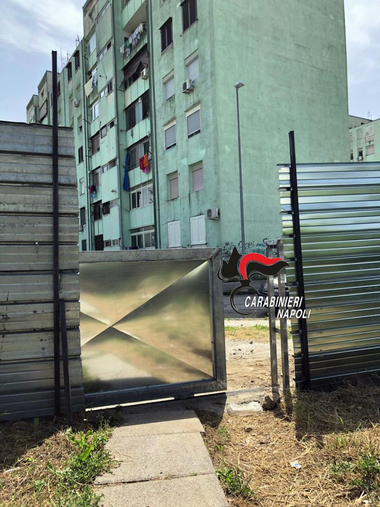Il cancello scorrevole abusivo alimentato con energia rubata e sequestrato dai carabinieri nel Parco Verde di Caivano.