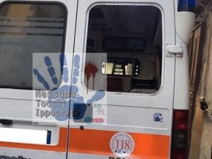 Il vetro rotto dell’ambulanza del 118 – foto Nessuno tocchi Ippocrate