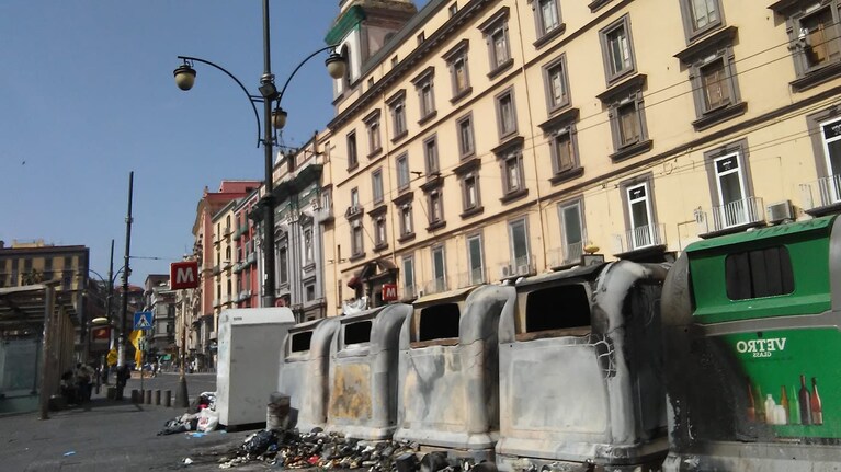 I bidoni per la raccolta differenziata bruciati a Piazza Dante. [Foto / Fanpage.it]