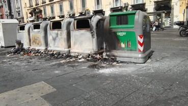 I bidoni per la raccolta differenziata bruciati a Piazza Dante. [Foto / Fanpage.it]