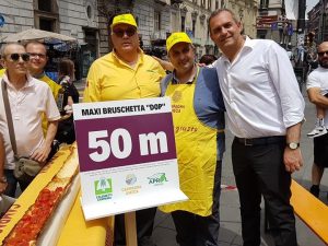 Il sindaco di Napoli, Luigi De Magistris, presente a Piazza Dante per il Cerasa Fest durante il quale è stata realizzata la maxi-bruschetta da record.