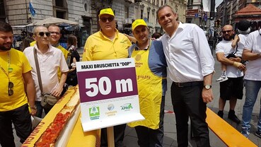Il sindaco di Napoli, Luigi De Magistris, presente a Piazza Dante per il Cerasa Fest durante il quale è stata realizzata la maxi-bruschetta da record.