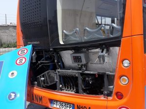 L'autobus dell'Anm ed il portellone staccatosi dal lato posteriore.