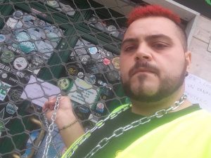 Virgilio Gesmundo, titolare del negozio di cannabis light sequestrato dalle forze dell'ordine, incatenatosi all'ingresso.