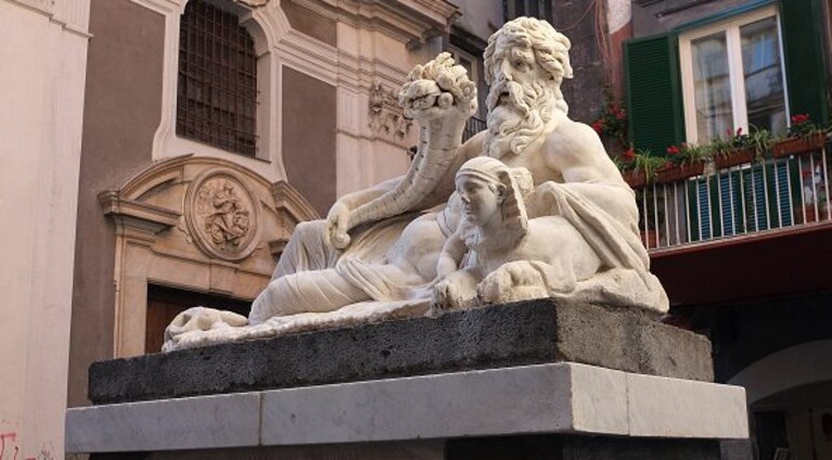 La statua del dio Nilo si trova in piazza Corpo di Napoli, nei pressi di Via San Biagio dei Librai.